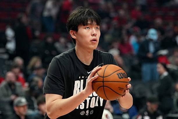 开云体育入口-小编扣鸡腿，开拓者官方把下放的杨瀚森误写成双向合同球员